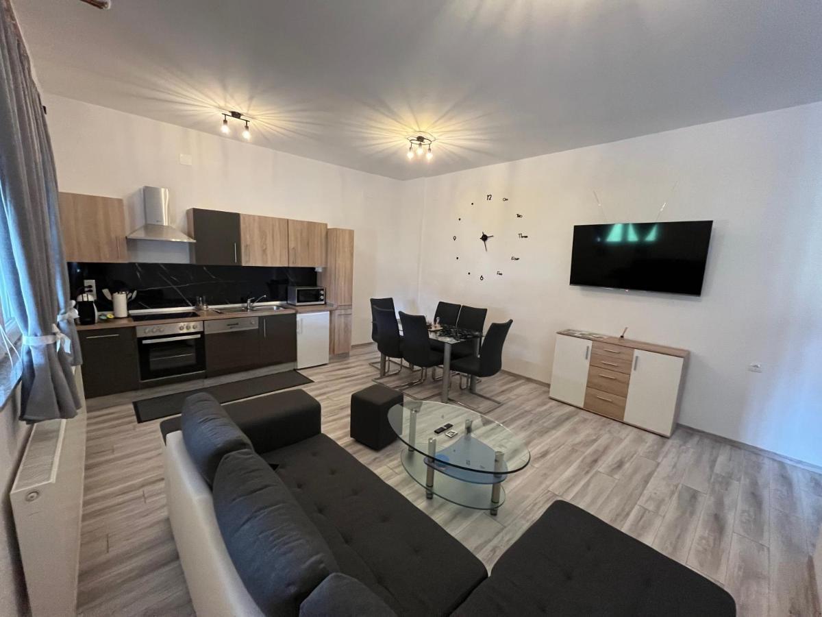 Apartment Tilia Otocsán Kültér fotó